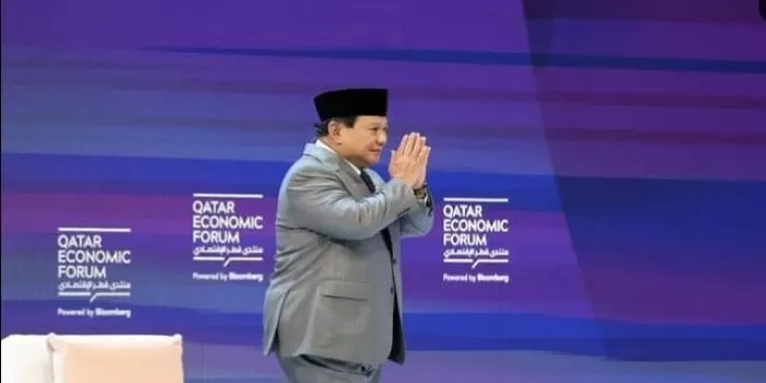 Prabowo memberikan salam kepada para hadirin di sebuah forum internasional. (Instagram / @prabowo)