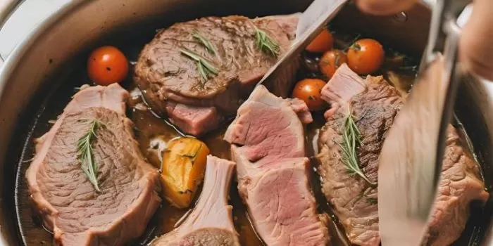 Daging kambing yang dimasak dengan rempah dan sayuran agar lebih nikmat dan tidak berbau. (Canva / AI Ilustration)