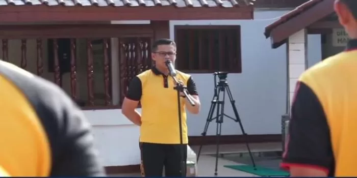 AKBP Achmad Akbar memberikan pidato pembukaan sebelum memulai kegiatan bakti religi. (Instagram / @kapolresto_jakartautara)