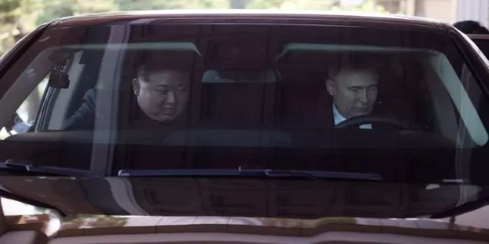 Presiden Putin dan Presiden Kim Jong Un terlihat akrab dalam mengendarai mobil limosin Aurus bersama-sama. (Foto : AOL.com)