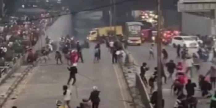 Potret aksi tawuran yang terjadi di wilayah Pasar Gembrong pada Kamis, 22 juni 2024 yang bertepatan dengan HUT DK Jakarta ke-497. (Instagram / @jakut.info)