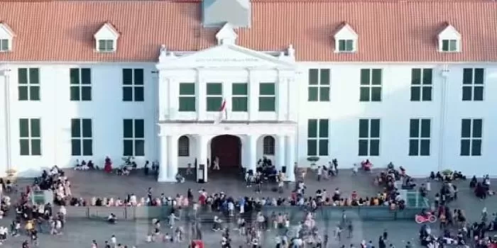 Suasana Kota Tua Jakarta yang cukup padat pada hari libur. (Instagram / @kotatuajakarta.id)