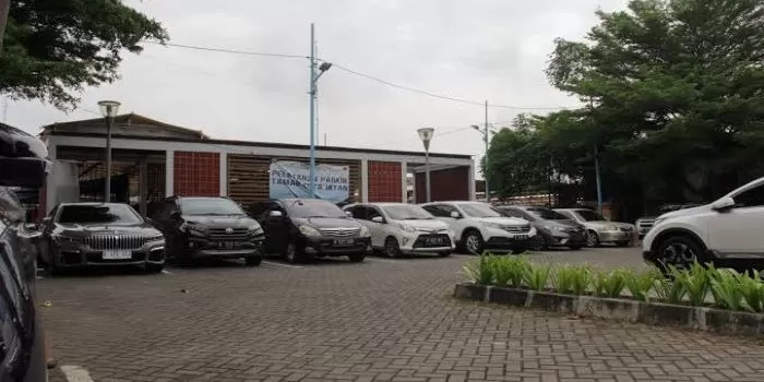 Parkiran mobil yang berada di Taman Kota Intan, Kota Tua Jakarta. (Foto : barat.jakarta.go.id)