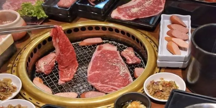 Menikmati daging panggang di sebuah restoran all you can eat. (Pinterest / Phương Thảo)