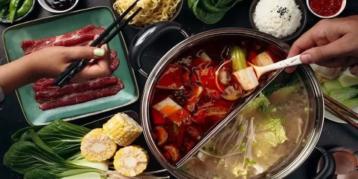 Menikmati shabu-shabu bersama keluarga atau sahabat di akhir pekan. (Pinterest / Ольга)