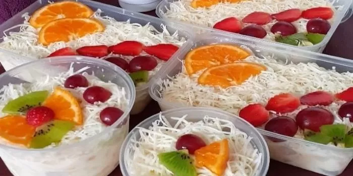 Aneka salad buah yang lezat dan menggiurkan. (Pinterest / Piknikdong)