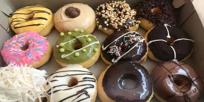 Aneka donat dengan berbagai topping yang menggugah selera. (Pinterest / Cerita Donat)