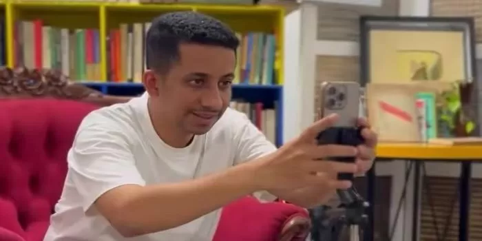 Habib Jafar hendak memulai live TikTok cek khodam. (Instagram / @husein_hadar)