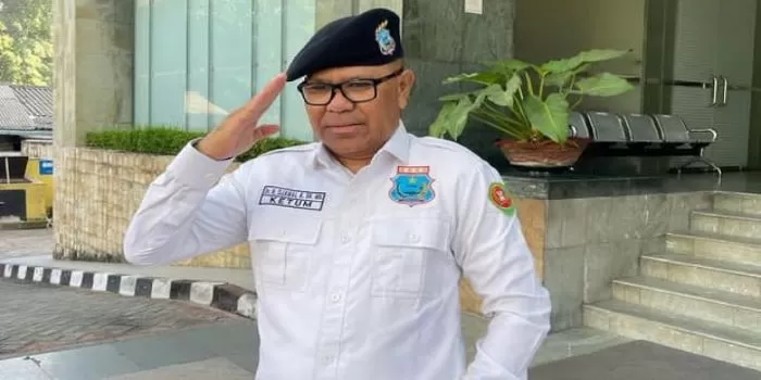 Potret Djamaludin Koedoeboen yang tengah berpose dengan gaya hormat. (Instagram / @djamaludin_koedoeboen)