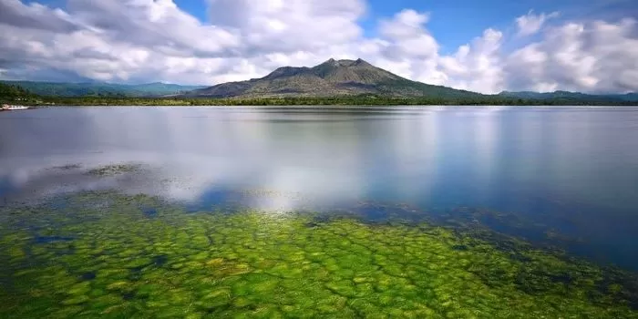 Danau Batur dan Gunung Batur sebagai UNESCO Global Geopark pertama di Indonesia. (Pinterest / nusatrip)