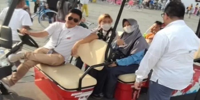 Seorang pramuwisata (kacamata hitam) yang sedang on-duty memandu wisata buggy tour di Kota Tua Jakarta. (Instagram / @jonianatha)