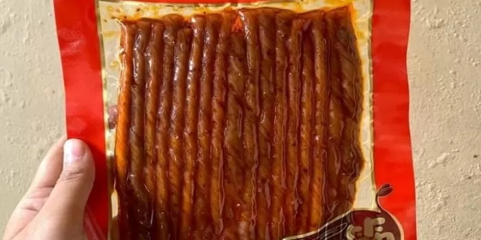 Contoh produk latiao yang laris di pasaran. (Instagram / @mahkotayummy)