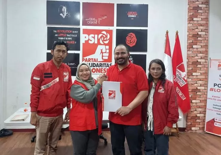 Ketua DPD PSI Jakarta Selatan, Patriot Muslim (dua dari kanan), beserta jajarannya di Kantor DPD PSI Jaksel. (Instagram / @psi_jakartaselatan)