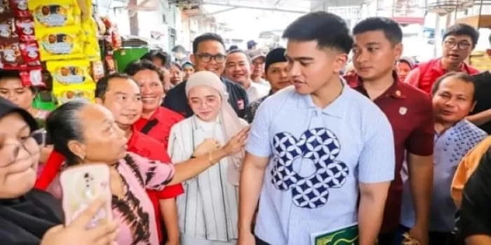 Kaesang Pangarep sedang blusukan di tengah-tengah masyarakat Jakarta. (Instagram / @psi_id)