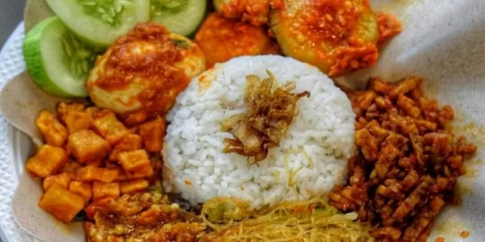 Nasi Uduk komplit khas Betawi yang biasa dijumpai pada pedagang nasi uduk di setiap sudut kota Jakarta. (Pinterest / Picsart AI Photo Editor, Video)