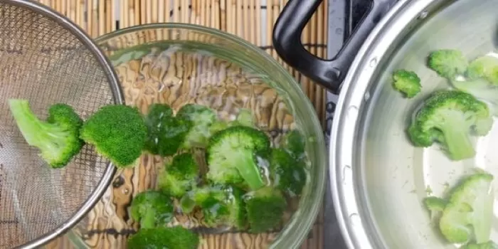 Proses blanching yang diterapkan pada sayuran brokoli. (Pinterest / Forks Over Knives)