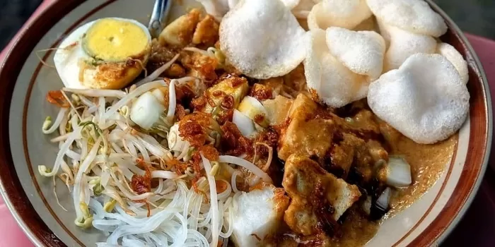 Ketoprak khas Betawi yang disajikan dengan telur dan kerupuk. (Pinterest / Piknikdong)
