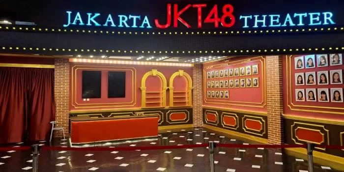 Pintu masuk JKT48 Jakarta Theater di FX Sudirman, Jakarta. (Pinterest / JKT48 ONE)