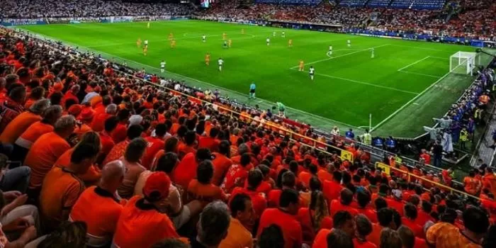 Suasana di tribun Stadion Dortmund pada laga semifinal Euro 2024 bak lautan oranye. (Instagram / @euro2024)
