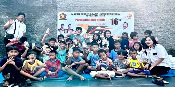 Keceriaan anak-anak menyambut program Makan Bergizi Gratis dalam acara HUT TIDAR di Serang. (Foto: Istimewa)
