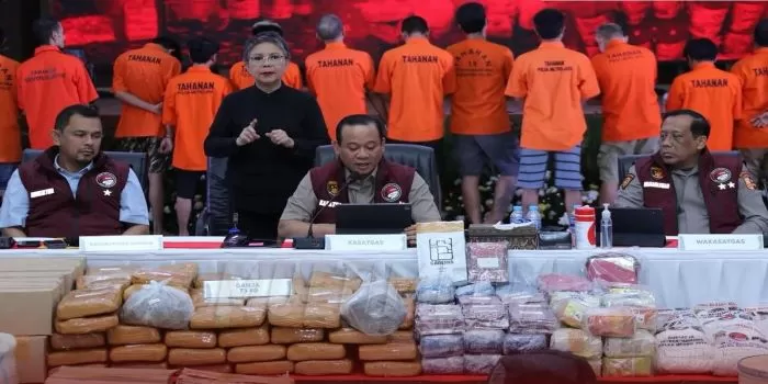 Satgas P3GN tengah mengadakan konferensi pers terkait penyitaan barang bukti narkotika. (Instagram / @divisihumaspolri)
