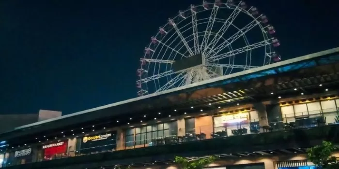 Suasana AEON Mall JGC Cakung menjelang malam hari. (Pinterest / Ig hakimwashere__)