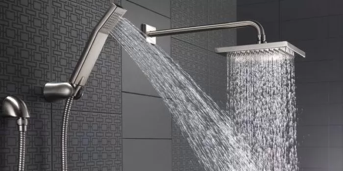 Ilustrasi suasana saat mandi. (Pinterest / FaucetList.com)