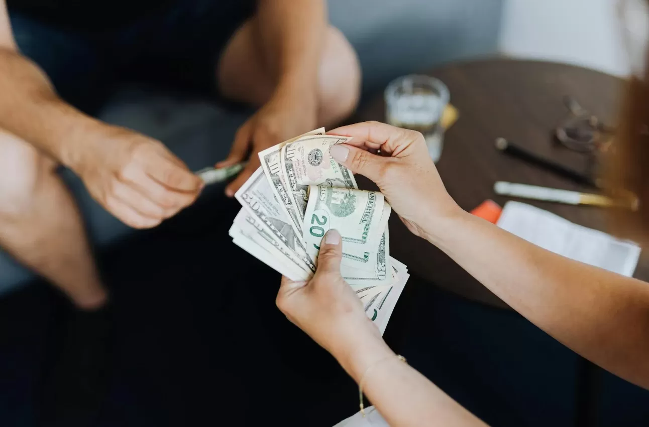 Ilustrasi meminjam uang untuk usaha. (Pexels / Karolina Kaboompics)