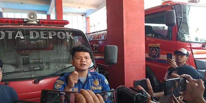 Sandi Butar Butar sedang menyampaikan aspirasinya terkait pemanggilan dirinya atas video 'room tour' Damkar Depok yang tengah viral di internet. (Foto: Istimewa)