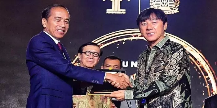 Momen penyerahan golden visa kepada Shin tae-yong yang dilakukan secara langsung oleh Presiden Jokowi. (Instagram / @jokowi)