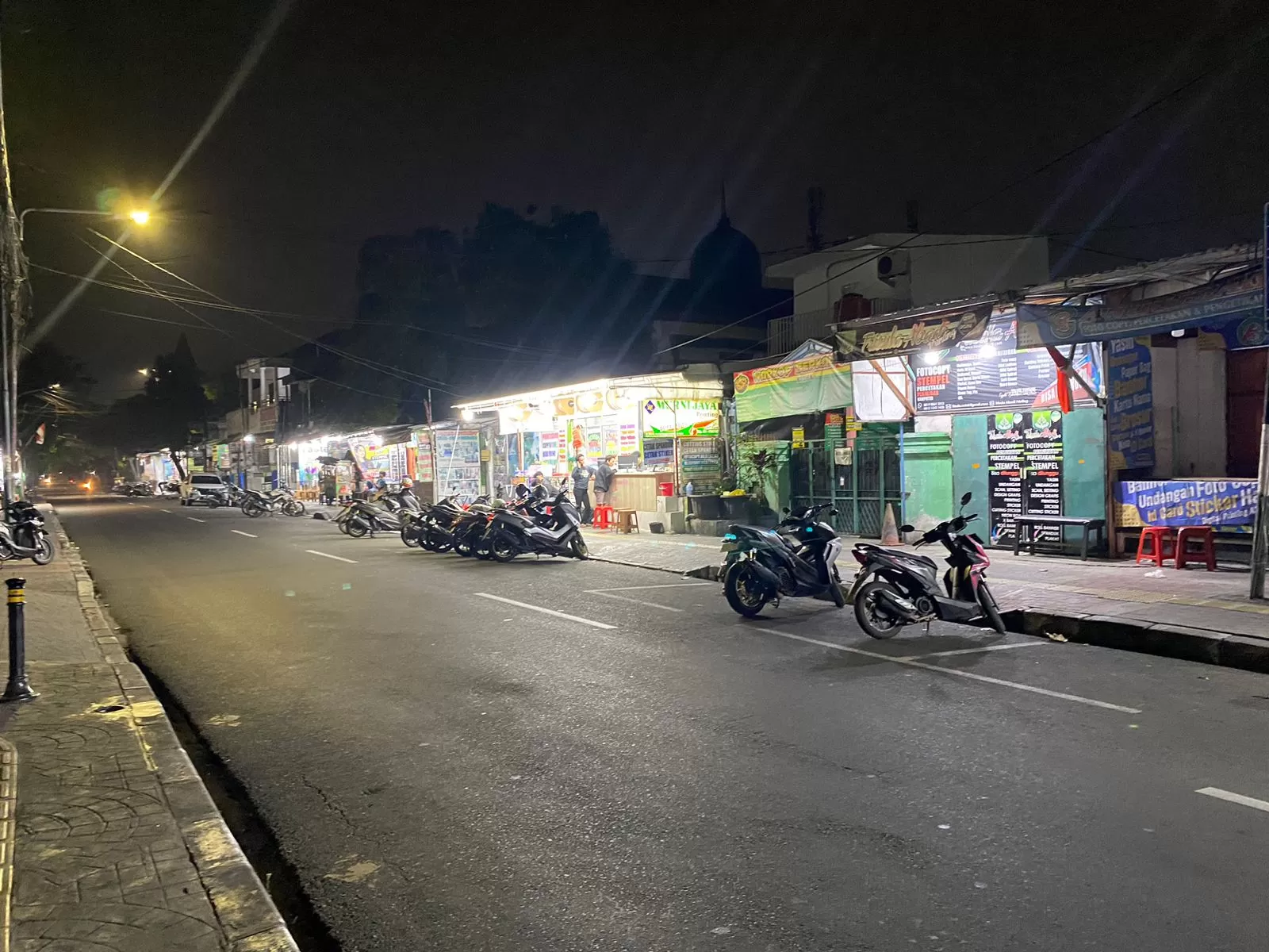 Terlihat motor-motor berjajar di Jl. Waru, menunggu layanan fotokopi dan printing selesai. (foto: istimewa)