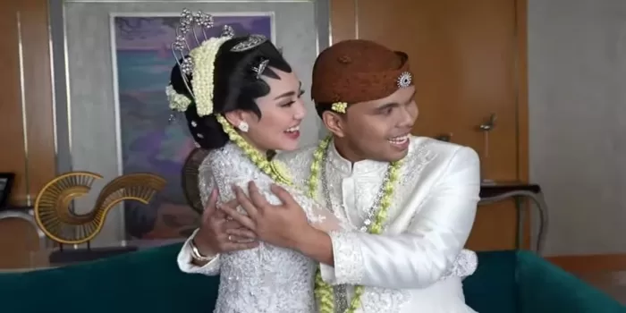 Momen kemesraan Thariq Halilintar dan Aaliyah Massaid setelah resmi melakukan prosesi akad nikah pada Jumat, 26 Juli 2024. (YouTube / Thariq Halilintar)