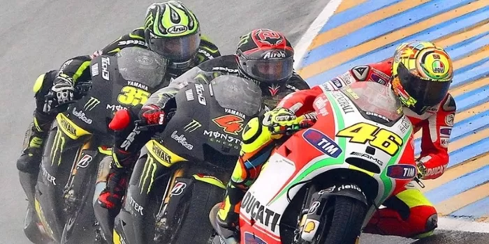 Suasana menegangkan para pembalap MotoGP saat tengah berkendara melewati tikungan tajam. (Pinterest / img.timeinc.net)