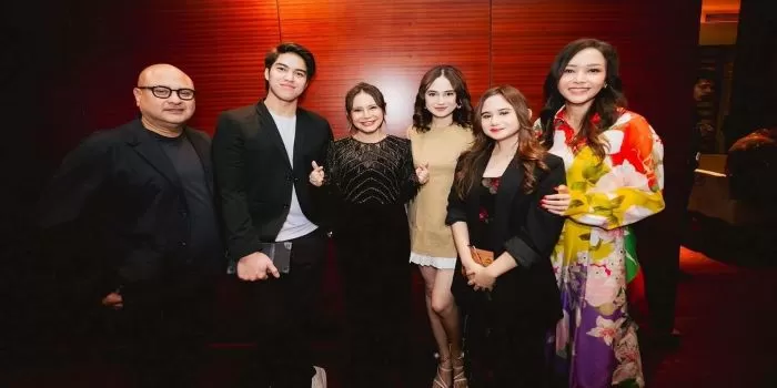 Momen kedekatan Syifa Hadju dan El Rumi beserta ibunda, Maia Estianty dan keluarga. (Instagram / @elelrumi)