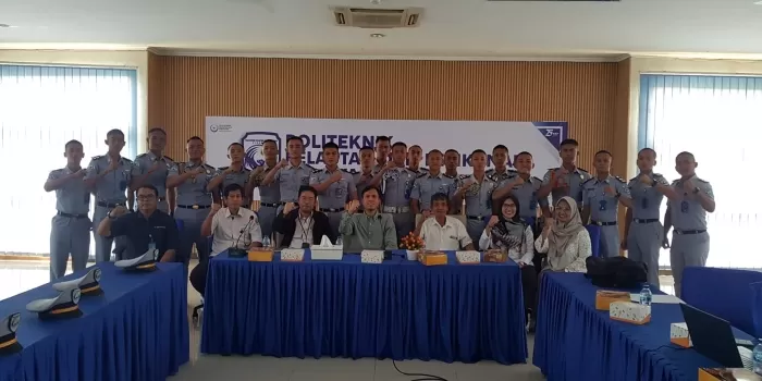 Sesi foto bersama yang dilakukan oleh para taruna dan staf pengajar serta Direktur Politeknik KP Karawang. (Foto: Istimewa)