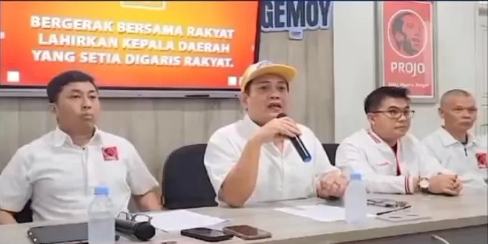 Bendahara Umum DPP Projo, Panel Barus, bersama para anggota Projo. (Instagram / @projomuda)