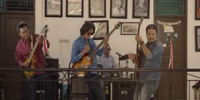 Potret AKBP Dr. S.F. Aritonang, S.Sos., MH yang tengah bermain musik bersama rekan-rekannya yang tergabung dalam BendGo Eduband. (YouTube / BendGo Official)