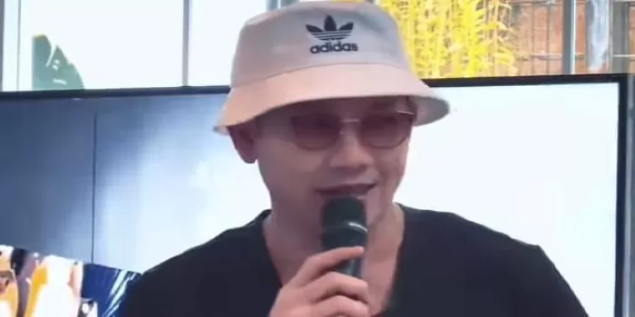 Denny Sumargo saat menghadiri acara di TCL Indonesia. (Instagram / 2sumargodenny)