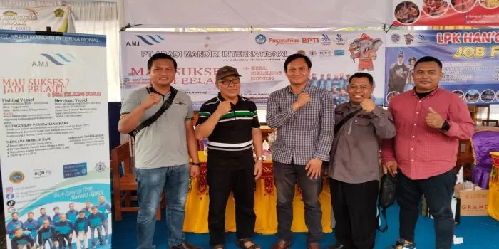 Momen foto bersama antara perwakilan PT. Abadi Mandiri International dan perwakilan dari SMKN KRUI Lampung (Foto: Istimewa)