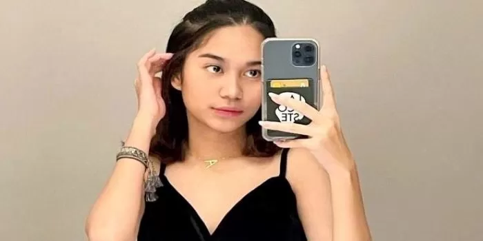 Potret Azizah Salsha, seorang selebgram yang tengah diterpa isu perselingkuhan. (Pinterest / dailysia.com)