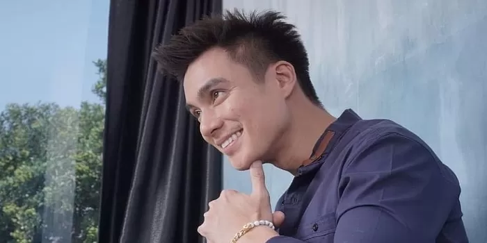 Sosok Baim Wong, seorang artis sekaligus YouTuber yang kini tengah menjajaki profesi sebagai sutradara. (Pinterest / Reels Wanita)