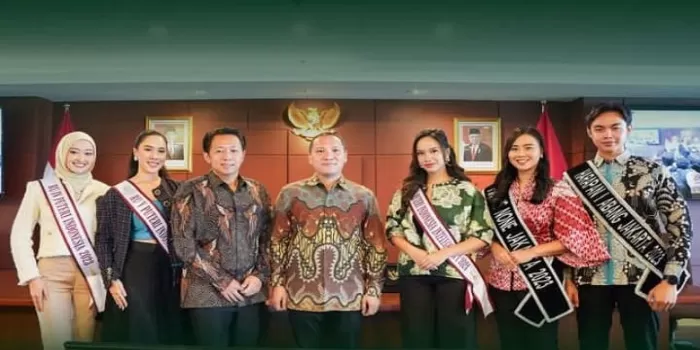 Potret Rachmat Kaimuddin selaku Deputi Bidang Koordinasi Infrastruktur dan Transportasi Kementerian Koordinator Bidang Kemaritiman dan Investasi bersama para Puteri Indonesia dan Abang None Jakarta. (Instagram / @indonesiasustainabilityforum)