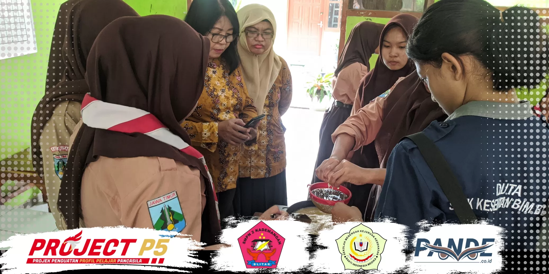 Antusias siswa-siswi SMPN 2 Kademangan dalam membuat olahan permen dari tanaman obat jahe emprit. (Pande / Erik Krisdianto)