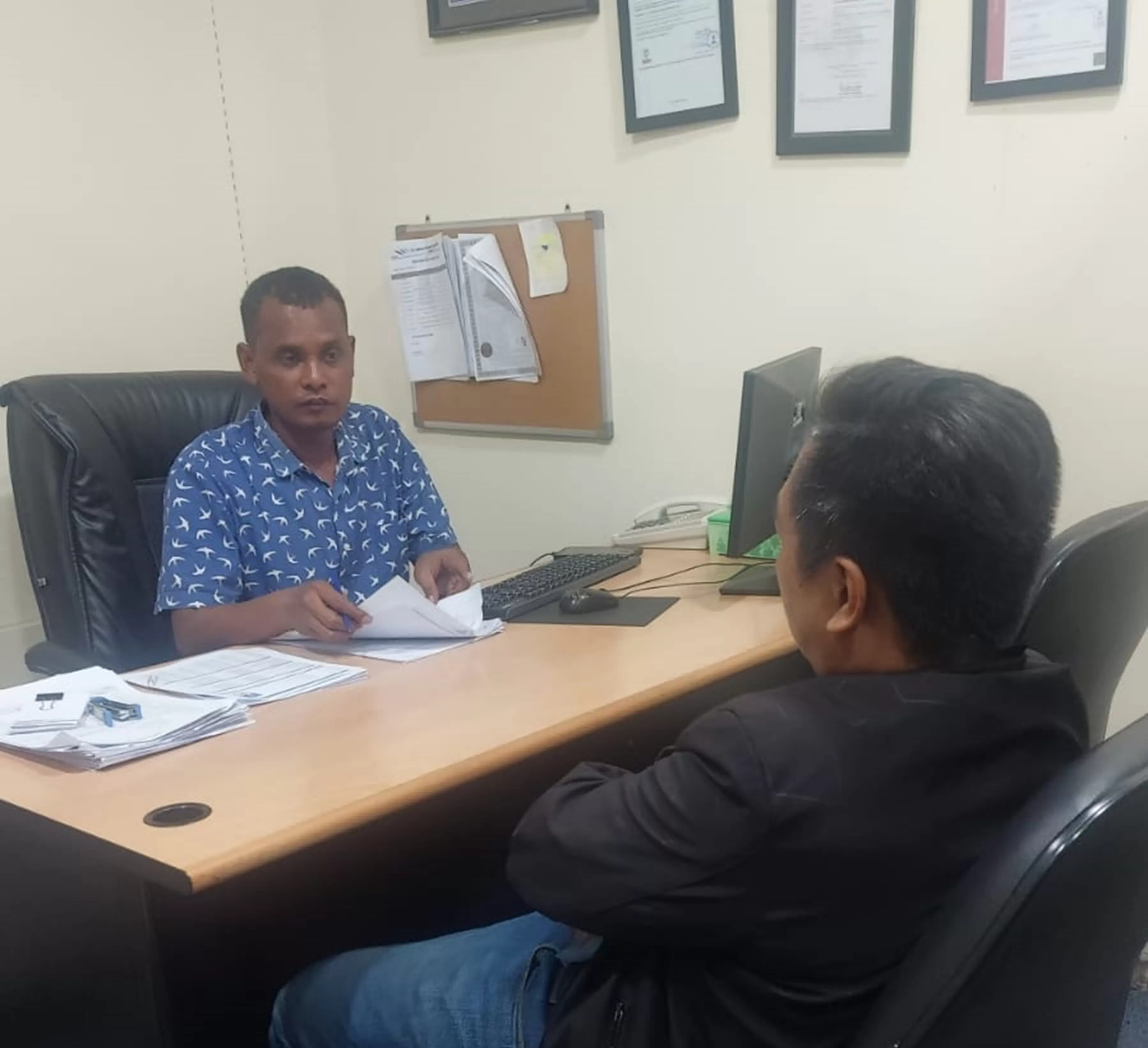Crewing Manager Merchant Vessel dari PT AMI melakukan interview langsung kepada calon kandidat pelaut. (foto: istimewa)