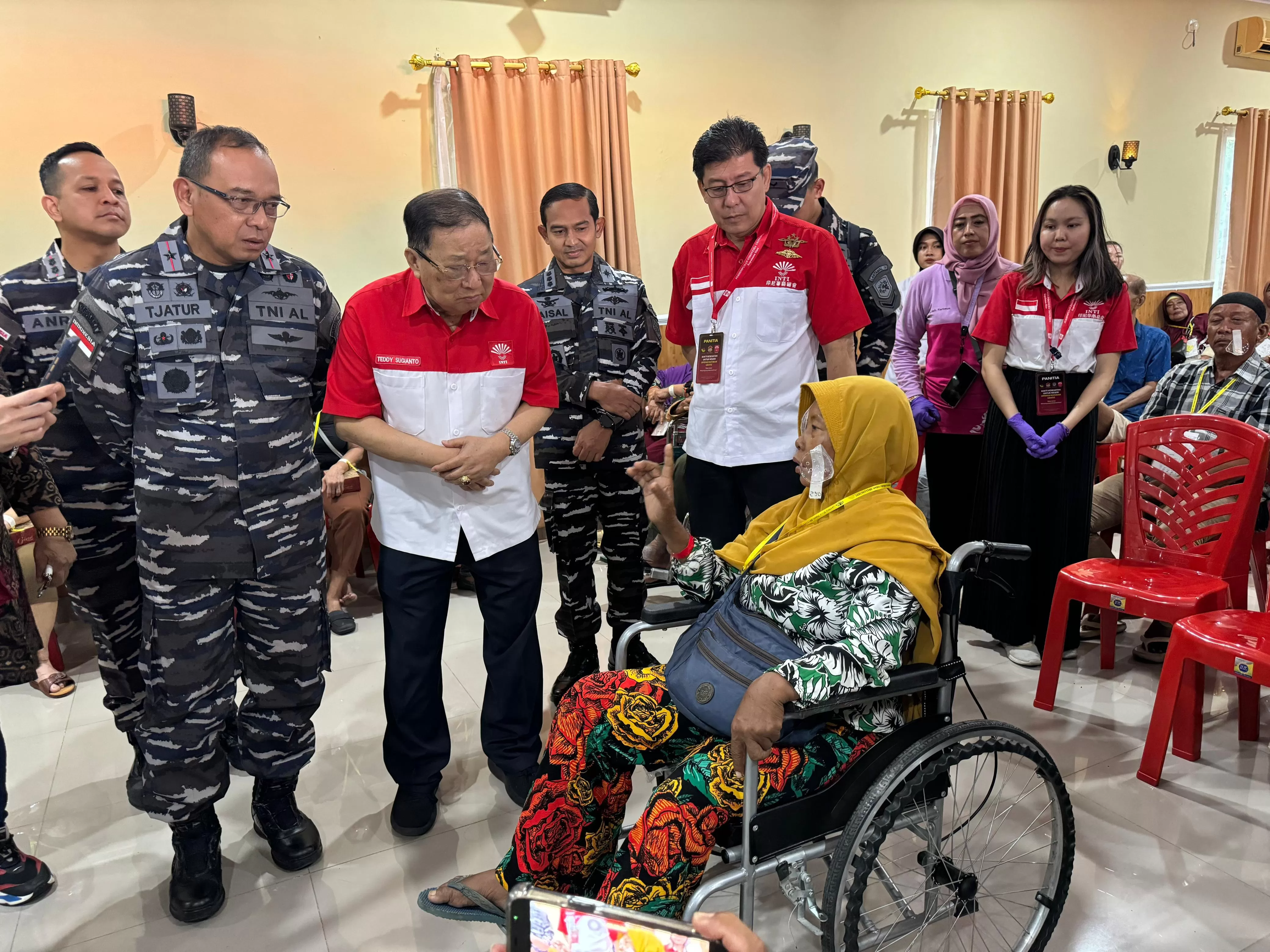 Ketua Umum INTI, Teddy Sugianto dan Ketua INTI Kepri, Piter Tanjaya mendengarkan ucapan terima kasih dari salah seorang pasien lansia yang matanya bisa melihat kembali setelah dioperasi dengan gratis. (foto: istimewa)