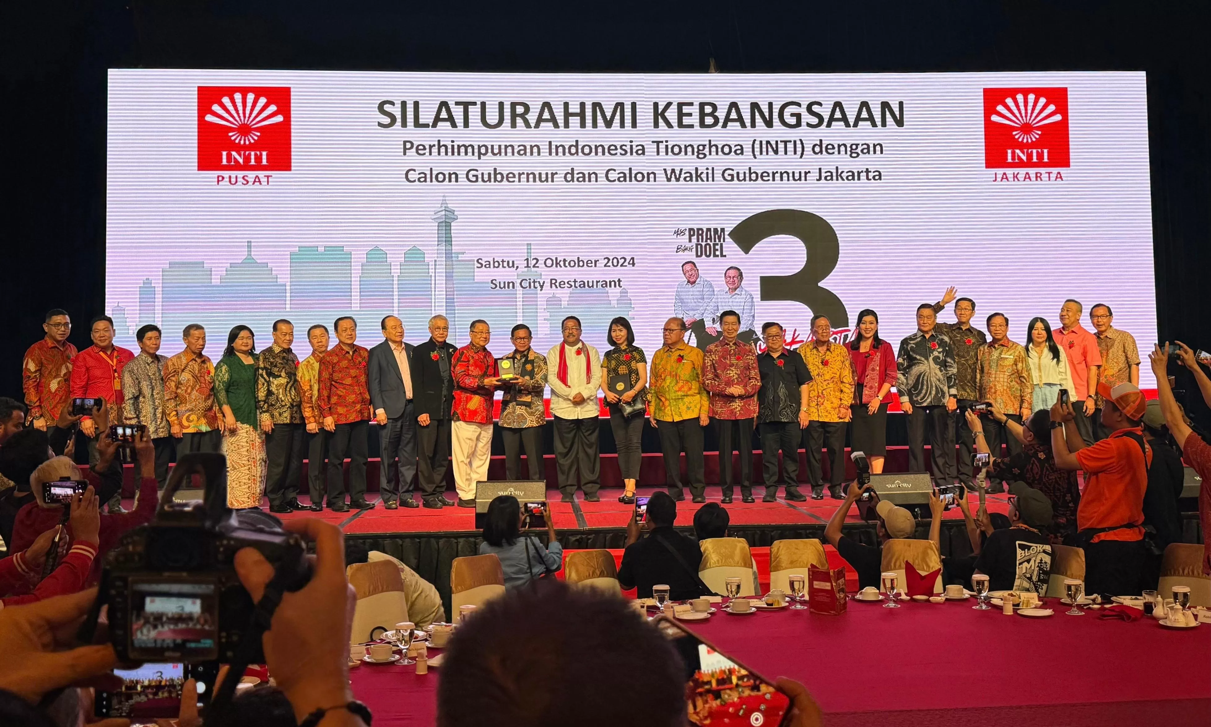 Penyerahan plakat dari Ketua Umum Perhimpunan INTI bapak Teddy Sugianto kepada Mas Pram. (foto: istimewa)