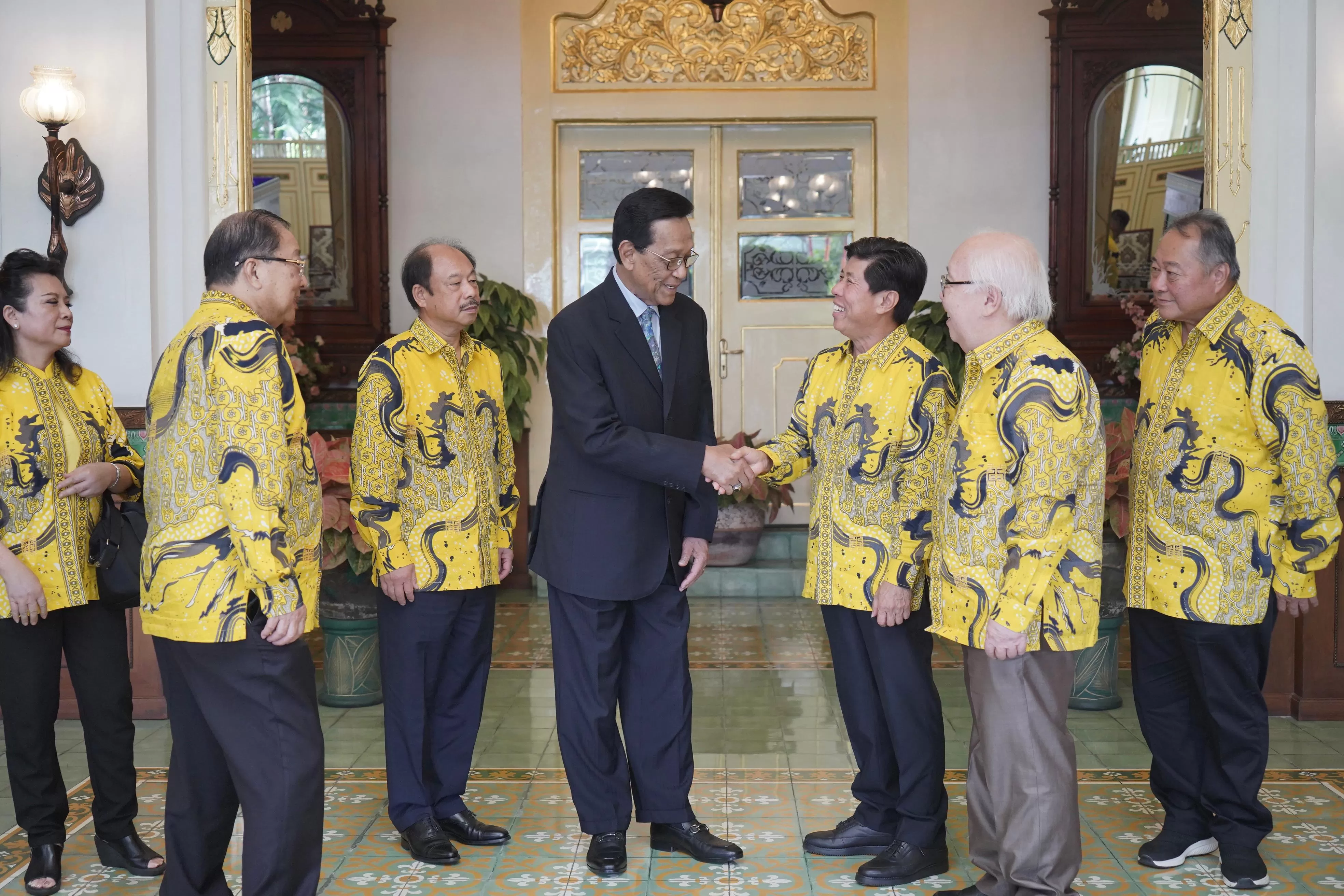 Sri Sultan berdiskusi hangat dengan Edi Yansah dan segenap delegasi Marga Huang. (foto: istimewa)