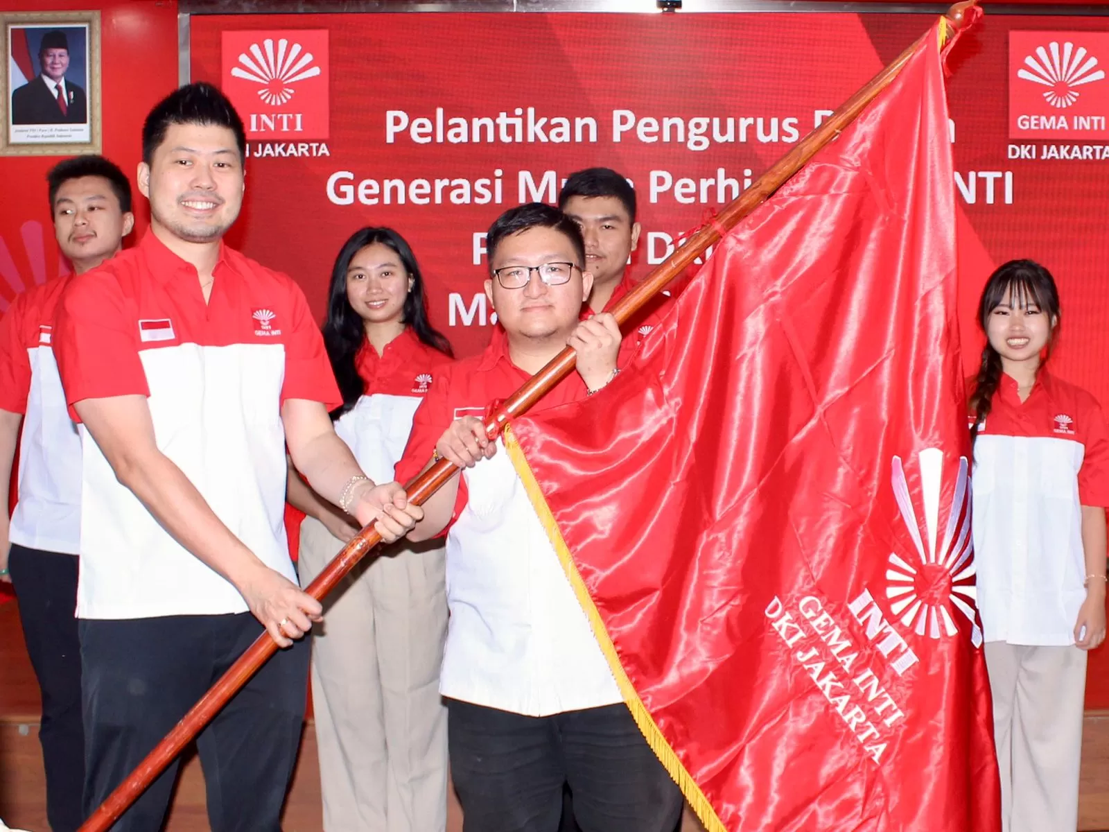 Penyerahan bendera pataka Gema INTI DKI Jakarta Ketua Gema INTI Pusat, Ketut Rendy Setiawan kepada PD Gema INTI Jakarta. (foto: istimewa)