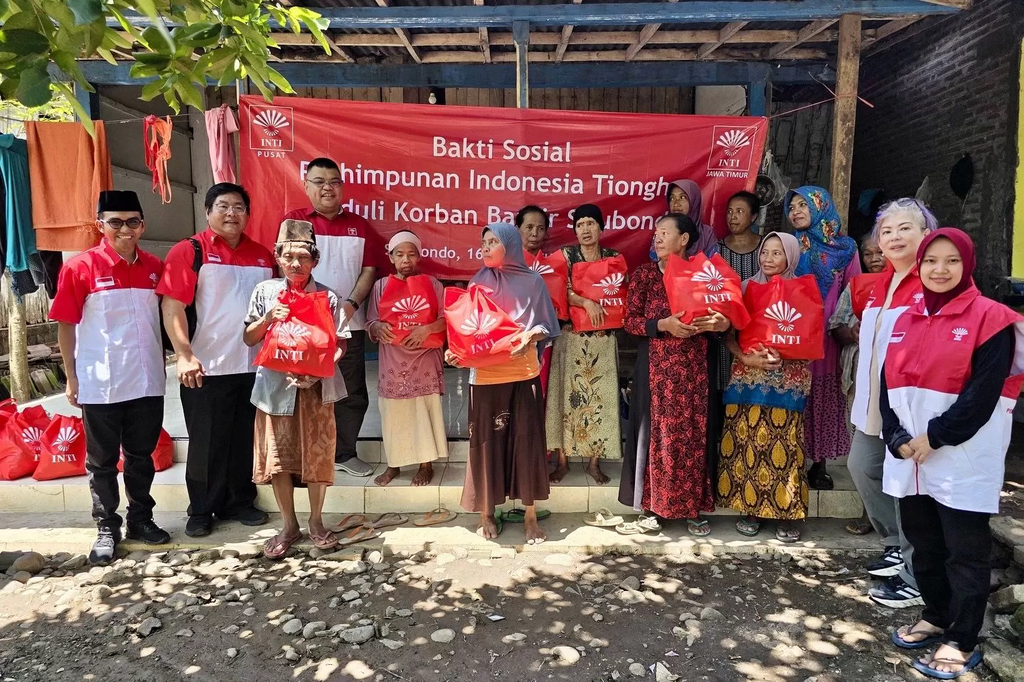 Foto bersama Candra Jap, Novi Basuki, Stephanus Budi Subali, Jenny Chandradinata, Zulvia F. Munawwarah bersama warga korban banjir di Mlandingan, Situbondo. (foto: istimewa)