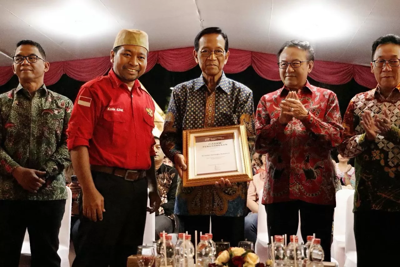 Ir. Azmi Abubakar bersama Sri Sultan Hamengkubuwono X. (foto: istimewa)
